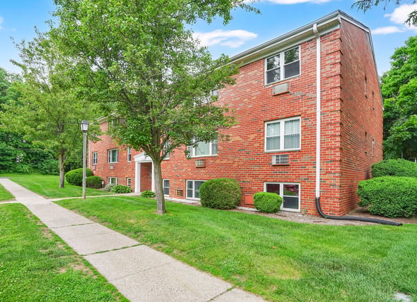272 Regency Park Dr, Agawam, MA