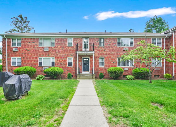 272 Regency Park Dr, Agawam, MA