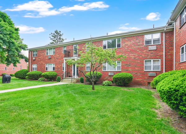 272 Regency Park Dr, Agawam, MA