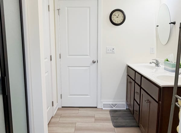 Primary BA w/ Linen Closet