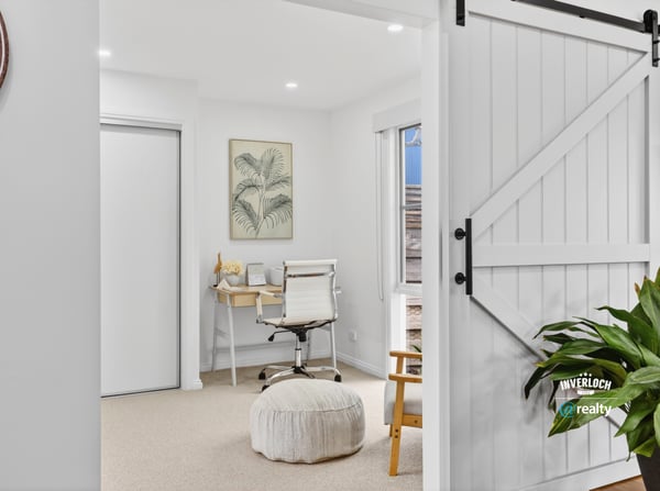 Bright and inviting workspace featuring modern furnishings and natural light, perfect for productivity and relaxation.