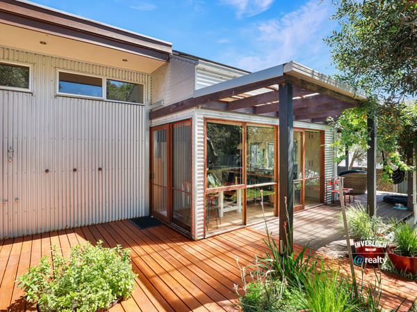 Discover a modern outdoor space featuring a spacious deck and abundant natural light ideal for gatherings.