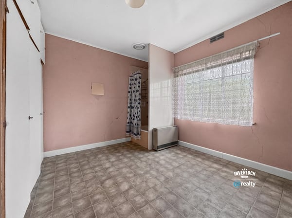 Spacious, light-filled room with ample potential for personalization and creative design. Ideal for various uses.