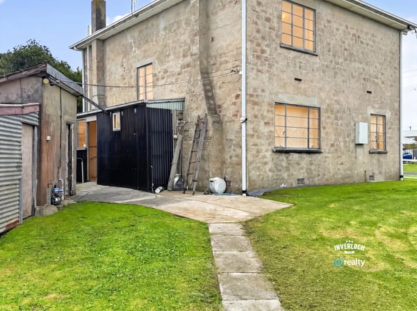 This spacious property features ample outdoor space and a versatile layout for various living options.