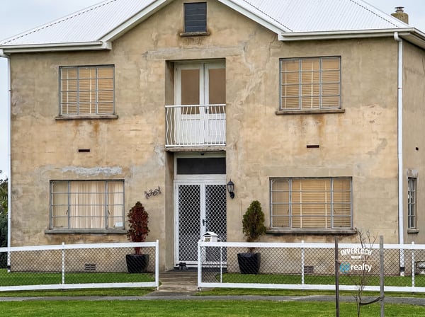 This unique property features a spacious layout and potential for renovation within a picturesque setting.