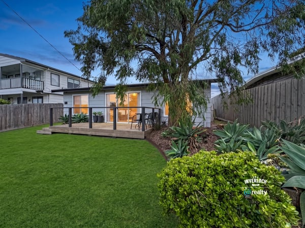 This cozy home features a welcoming deck and a spacious backyard, perfect for outdoor gatherings.