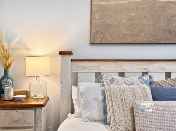 Cozy bedroom featuring soft textiles and beach-inspired decor, perfect for relaxation and restful nights.