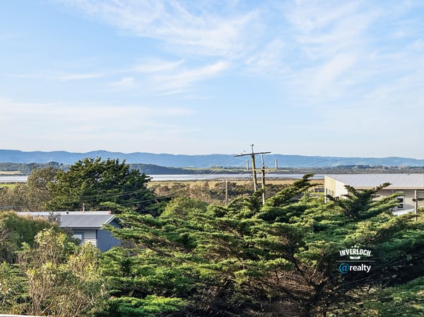Discover expansive views of the landscape and rolling hills from this tranquil property, perfect for your retreat.