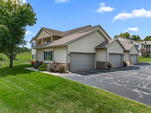 961 Spring Ct, West Bend, WI