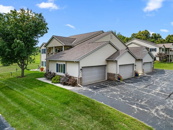 961 Spring Ct, West Bend, WI