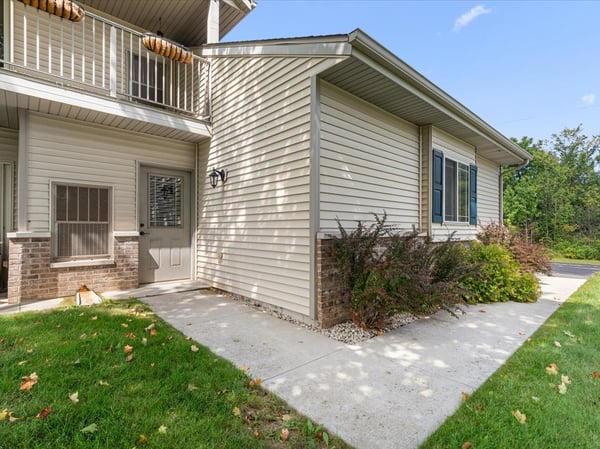 961 Spring Ct, West Bend, WI