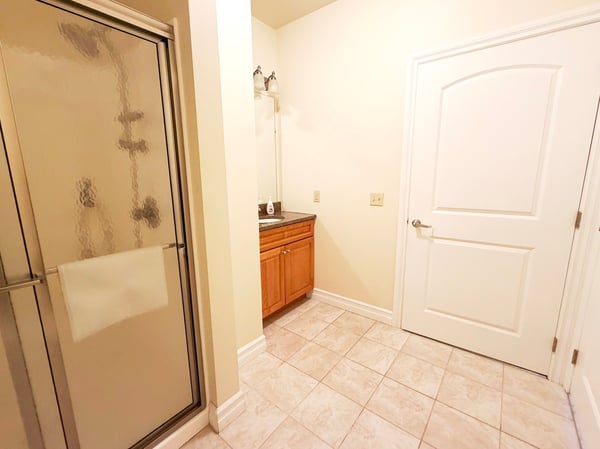 Full Bath w/ Single Sink Vanity & Entrance to Hall