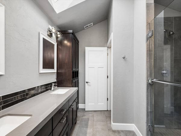 Attached ensuite with double sinks, Quartz counter, walk-in shower, skylight & vaulted ceiling.