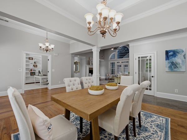 Eat-in kitchen area,