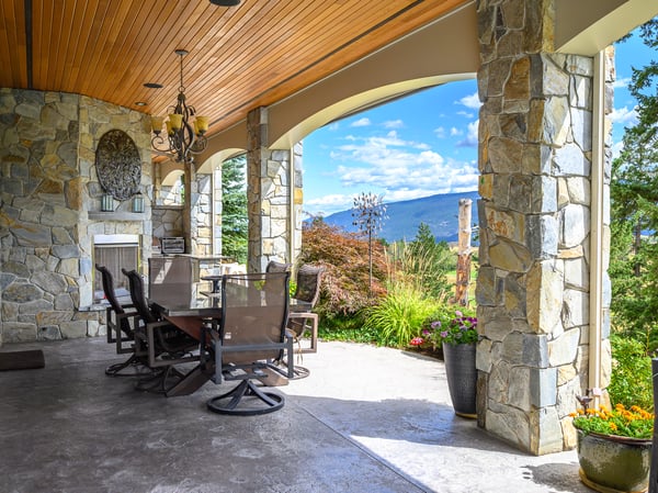 This spacious patio features stone accents and stunning mountain views, perfect for outdoor gatherings and relaxation.