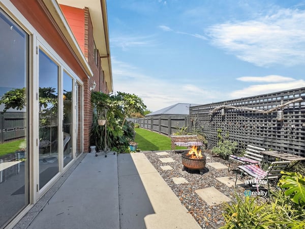 Discover a cozy outdoor space featuring a fire pit, ideal for gatherings and relaxation.