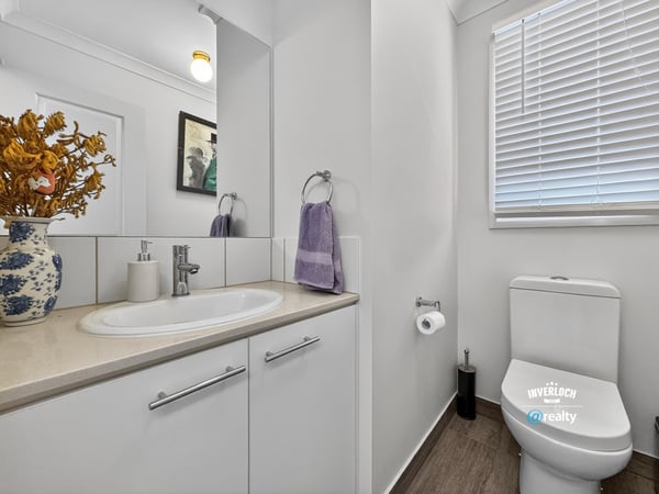 Well-appointed bathroom featuring modern fixtures and ample natural light for a refreshing atmosphere.
