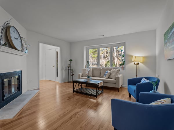 Open floorplan between living room and dining area