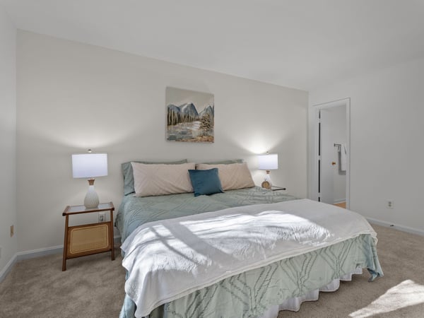 Spacious room with plenty of space for furniture
