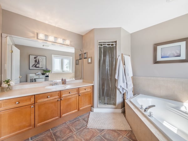 25 Meadowview Dr, Bradford, ON