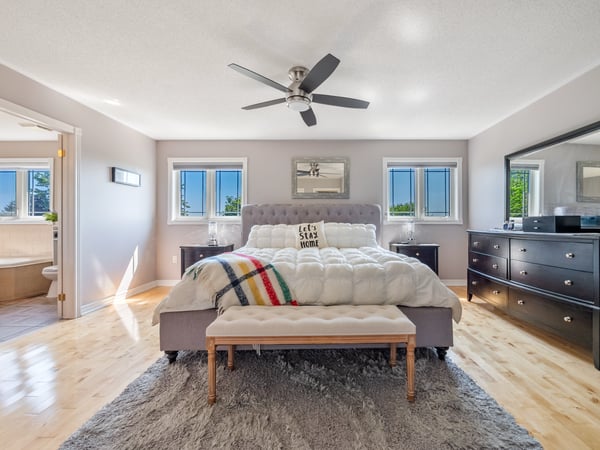 25 Meadowview Dr, Bradford, ON