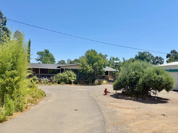 FRONT ENTRANCE WITH CIRCULAR DRIVEWAY