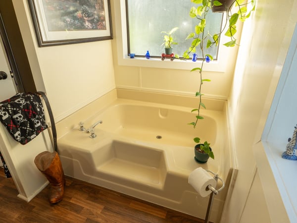 BATH TUB IN MASTER BATHROOM