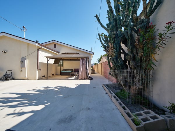 11045 Califa Street, `, North Hollywood, CA