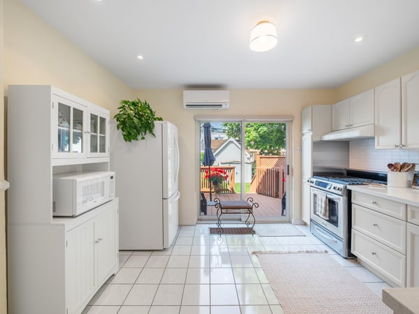 4 Kimbourne Ave., East York, ON
