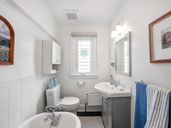 4 Kimbourne Ave., East York, ON