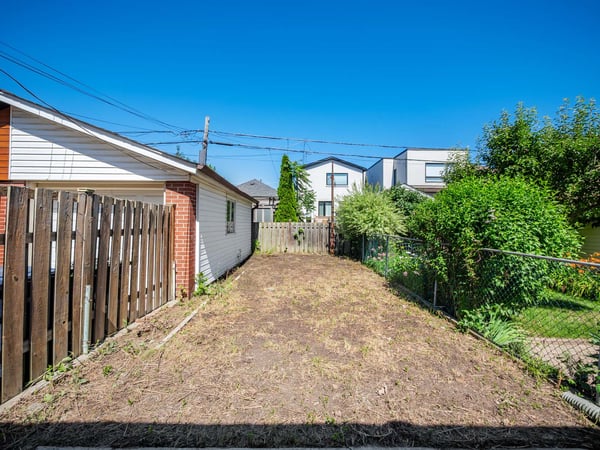 27 Lesmount Ave., East York, ON