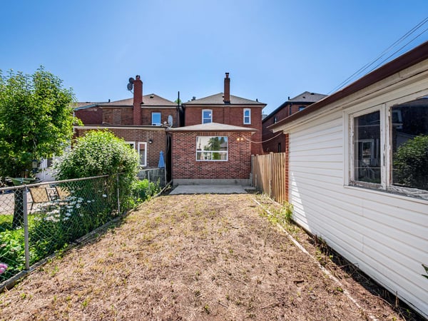 27 Lesmount Ave., East York, ON