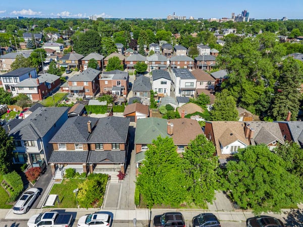 27 Lesmount Ave., East York, ON