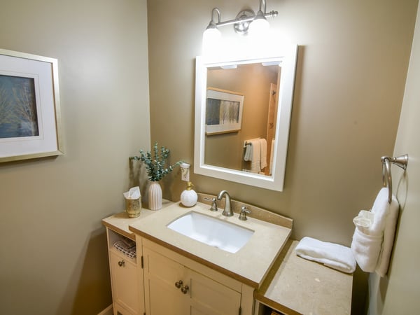 Bright and functional bathroom featuring modern fixtures and tasteful decor for a refreshing experience.