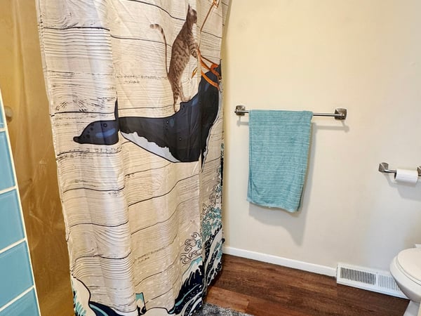 Full Bathroom w/ Fiberglass Tub/Shower