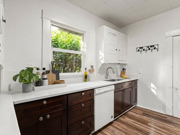 Kitchen (virtually staged)