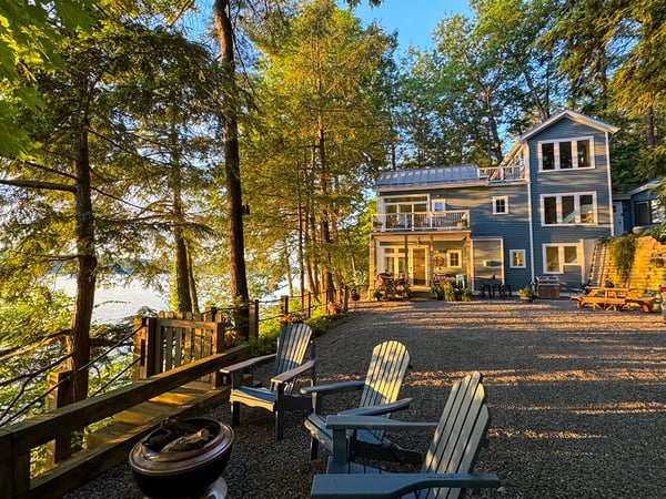 Custom 4 BR, 3.5 Bath, 2426 sq.ft. Contemporary Lakehome