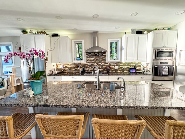 Large Island + Breakfast Bar