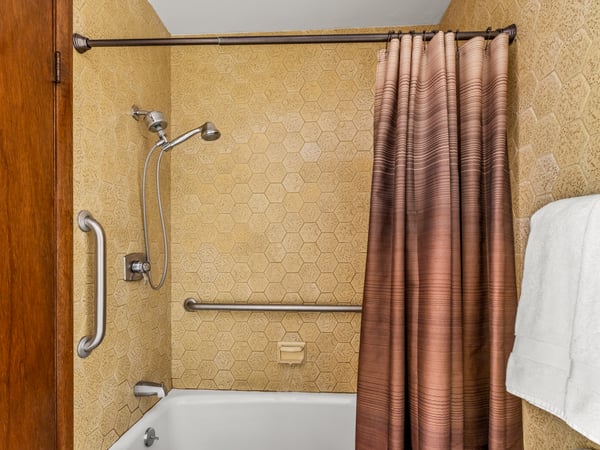 Upper Full Bath