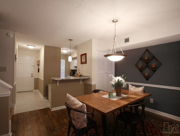 Bright and inviting dining area with modern finishes, ideal for family gatherings and entertaining.