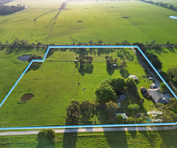 Spacious rural property featuring vast green pastures, ample land for livestock, and scenic views throughout.